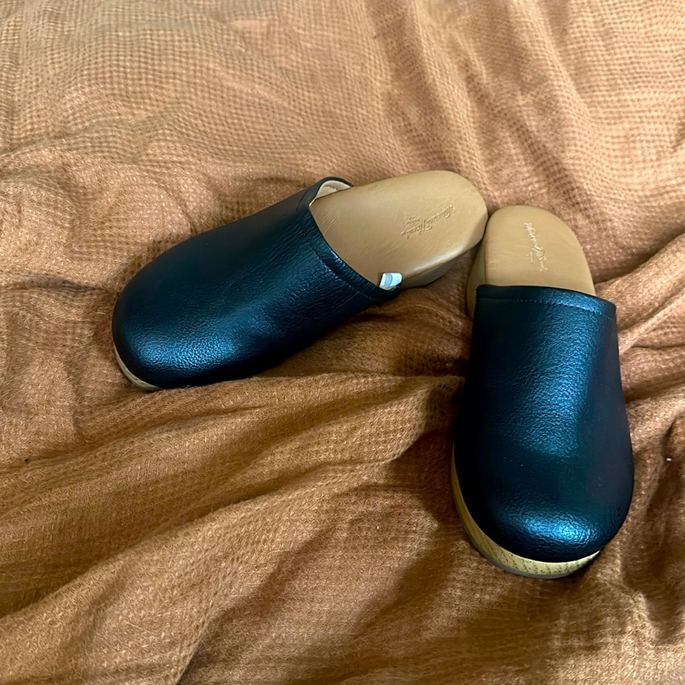 Universal Thread black faux wood clog